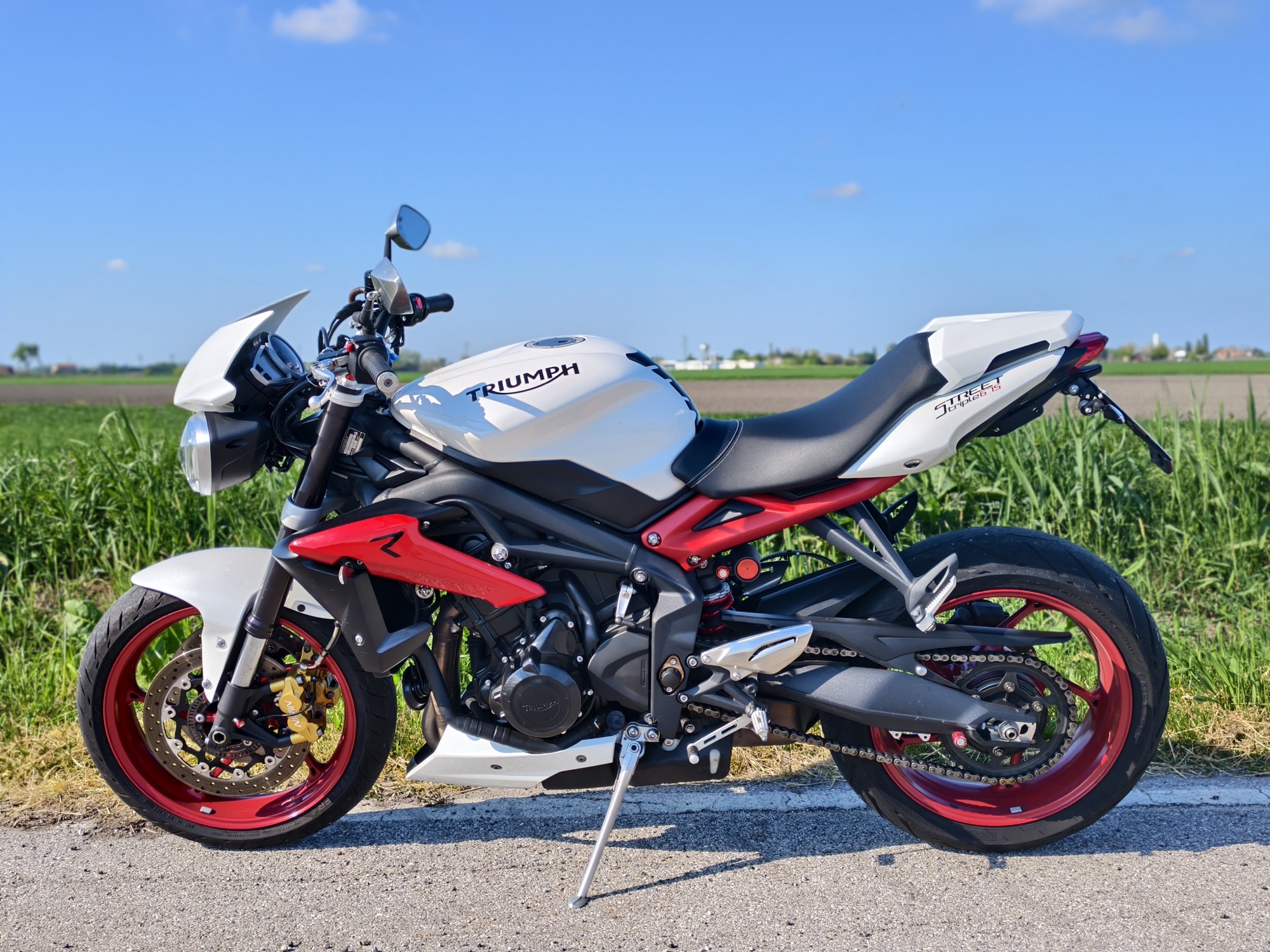 Triumph Street Triple R bianca e rossa per eventi e shooting