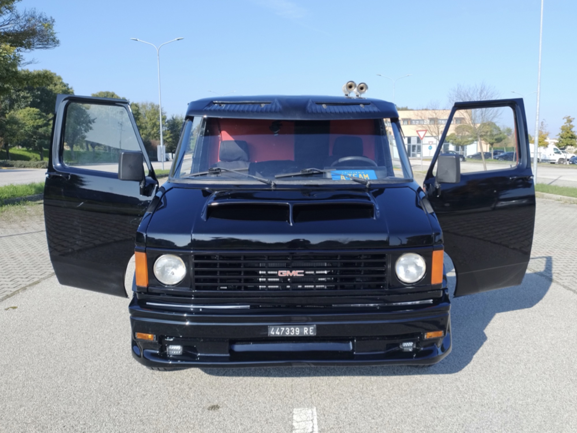 Van Baracus, furgone speciale nero per eventi in Emilia-Romagna