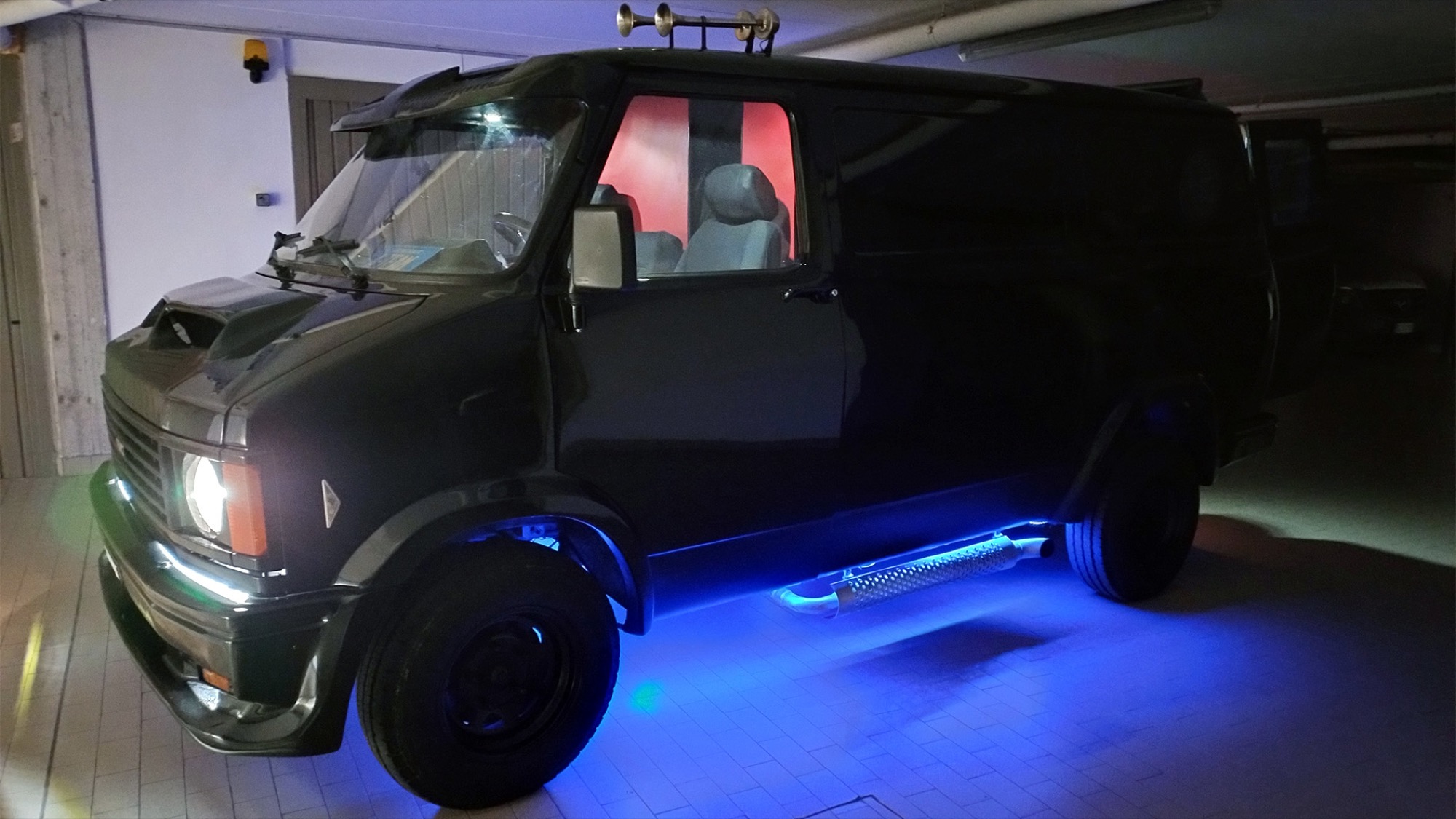 Van scenografico con illuminazione per feste a tema
